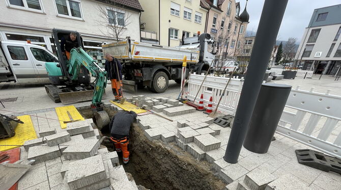 Kein Rohrbruch. Ganz im Gegenteil: Am neuen Mössinger Marktplatz wirl ein Trinkwasserspender installiert. FOTO : MEYER