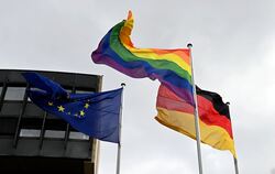 Regenbogenflagge vor NRW-Landtag