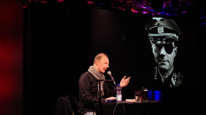 Satiriker Martin Sonneborn tritt im franz.k auf und zeigt sich selbst als Stauffenberg auf dem Weg zu Björn Höcke.