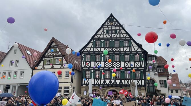 Kundgebung, Demonstration, Demo, Menschenrechte, Demokratie "Pfullingen ist bunt": Die Teilnehmer der Kundgebung lassen Ballons in den Himmel steigen, "damit auch alle anderen Städte und G