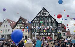 „Pfullingen ist bunt“: Die Teilnehmer der Kundgebung lassen Ballons in den Himmel steigen, „damit auch alle anderen Städte und G