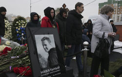  Menschen gehen während der Beerdigungszeremonie auf dem Friedhof Borisowskoje an einem Porträt des russischen Oppositionellen A