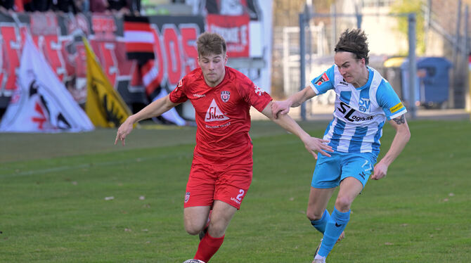 Baden-Wuerttemberg,Fussball,Maenner,OL,Oberliga,Saison 2023/24,wfv Ole Deininger (links) erzielt das Tor für den SSV Reutlingen.