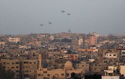 USA werfen Hilfsgüter über dem Gazastreifen ab