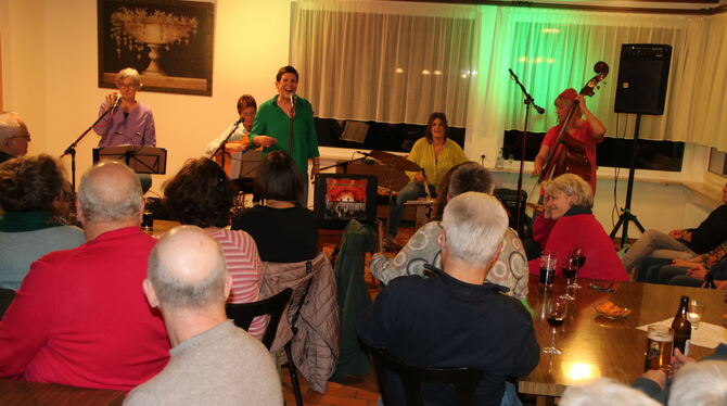Bleichstetten Waldgaststätte Konzert Les Roulettes Kultur in der sonst leerstehenden Waldgaststätte: Die Frauen-Band Les Roulettes begeisterte das Publikum.