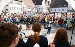 Die Boni-Teens singen auf dem rappelvollen Metzinger Marktplatz.