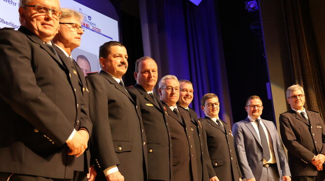 Ehrungen für lange Dienstzeiten (von rechts) Kommandant Dietmar Rall, Bürgermeister Stefan Wörner, Wilfried Götz, Volker Fink, B