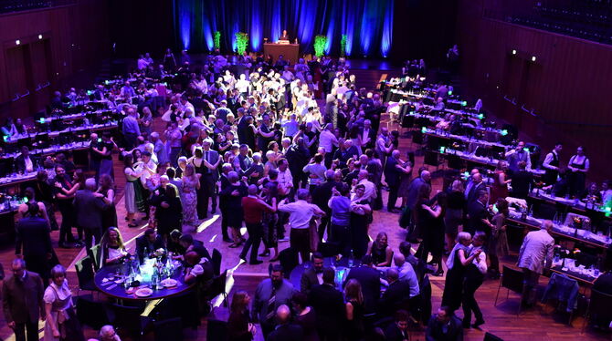 Alpenball DAV Reutlingen Viel Platz zum Tanzen und stimmungsvolle Beleuchtung: Der Alpenball 2024 lockt wieder sehr viele Tanzbegeisterte an.