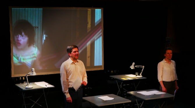 Jan Uplegger und Julianna Herzberg im Theaterstück »Komm, schöner Tod!«, das als Gastspiel im Theater Lindenhof in Melchingen ge