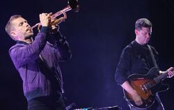 Trompeter Nils Wülker und Gitarrist Arne Jansen bei ihrem Auftritt im franz.K.