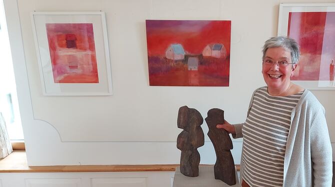 Margit König zeigt neben neuen Bilder in Rot auch Skulpturen und Plastiken.