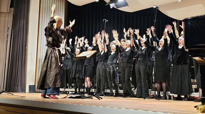 Mit Spaß dabei: Die Chorgemeinschaft Mössingen beim Auftritt im Quenstedt-Gymnasium.  FOTO: JOCHEN