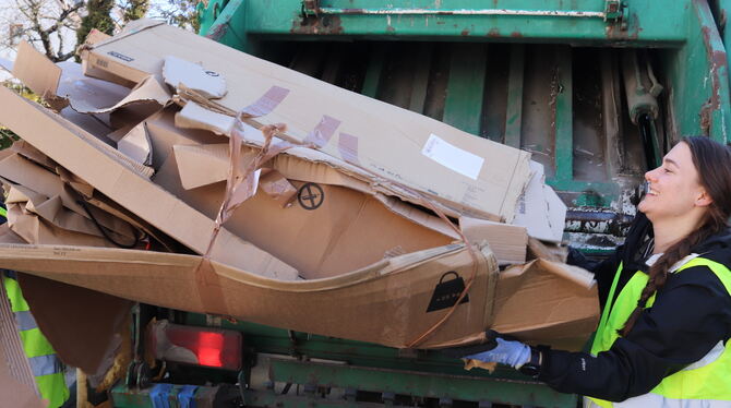 Finkbeiner Alisa Finkbeiner kämpft mit einem riesigen Karton.