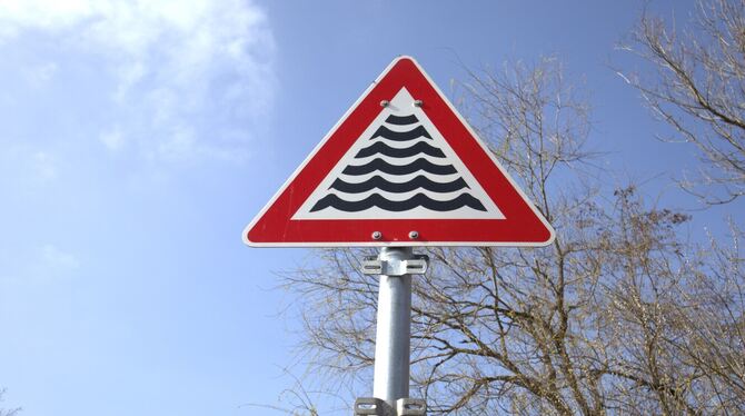 Unter dem »Achtung Hochwasser«-Schild fehlte in den letzten Wochen das Biber-Schild. Die Stadt hat ein neues montiert.    FOTO: