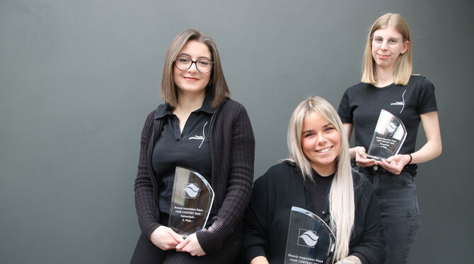 Drei aus einem Salon, die's im Friseurhandwerk können: Alissa Di Santo (mitte) ist Landesmeisterin im Damenfach, auf Platz zwei