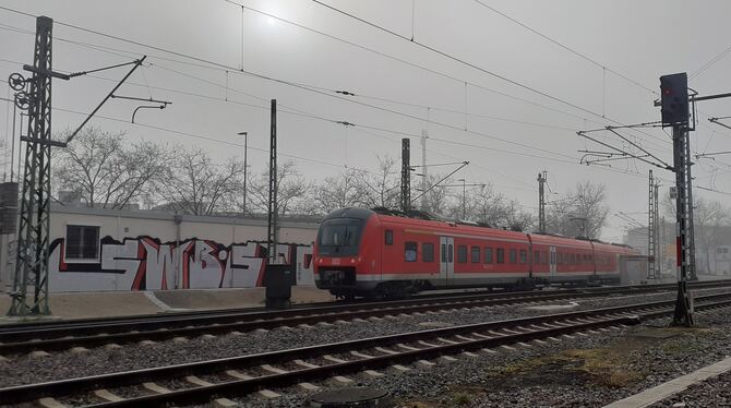 Eine Regionalbahn der Deutschen Bahn verlässt an einem nebligen Morgen den Bahnhof von Metzingen in Richtung Bad Urach. Von dies