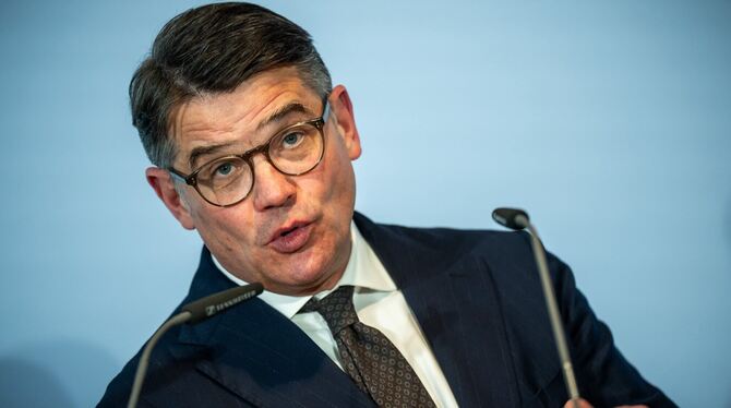 Boris Rhein (CDU), Ministerpräsident von Hessen, spricht bei der Pressekonferenz nach der Ministerpräsidentenkonferenz (MPK) unt