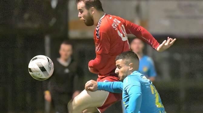 Björn Gerdes (rotes Trikot), der Croatia 1:0 in Führung bringt, im Zweikampf mit dem Ehninger Marcel Berberoglu.  FOTO: BAUR