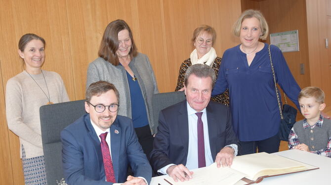 »Umzingelt« von stellvertretenden Bürgermeisterinnen: Günther Oettinger mit (von rechts) Kirsten Gaiser-Dölker, Petra Rupp-Wiese