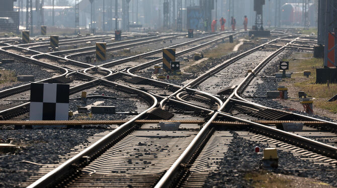 lmv, mbv Leer sind die Gleise vor dem Hauptbahnhof. Im Tarifstreit mit der Deutschen Bahn hat die Gewerkschaft GDL zu jeweils 35-stündige