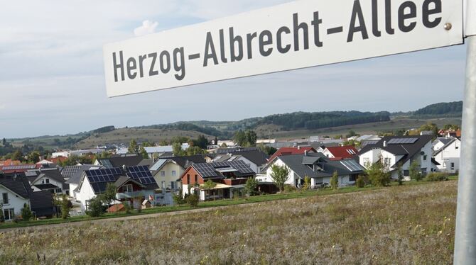 Auf dem Gelände der ehemaligen Herzog-Albrecht-Kaserne stehen heute knapp 200 Ein- und Zweifamilienhäuser (im Vordergrund).