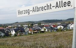 Auf dem Gelände der ehemaligen Herzog-Albrecht-Kaserne stehen heute knapp 200 Ein- und Zweifamilienhäuser (im Vordergrund).