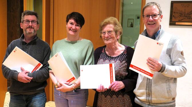 Die Geehrten: Jürgen Guhl (von links), Claudia Pohler, Erna Düring und Armin Knauer. FOTO: NOTZ