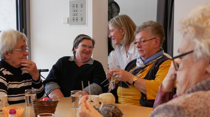 In der Lichtstub' des Wannweiler Albvereins spielen die Frauen Karten, Brettspiele, stricken, trinken Kaffee und reden über Gott
