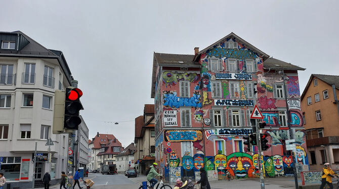 Autofahrer haben erst mal Rot. Sie müsssen anhalten und aufs Umschalten der Ampel warten. Der Überweg bei Post und Epplehaus ist