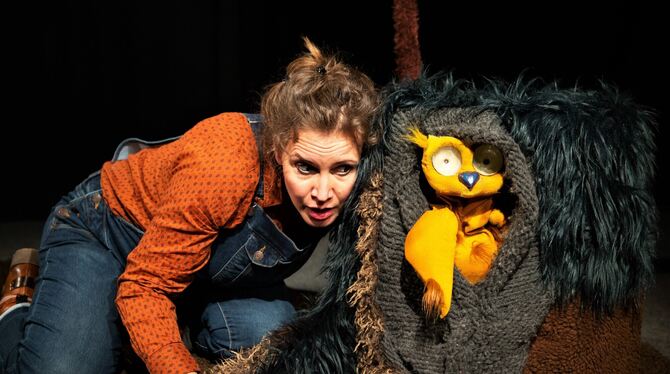 heule eule anja müller von klein auf festival franz.k foto von klein auf Wie kann man die Eule trösten? Anja Müller vom Figurenkombinat gibt alles.