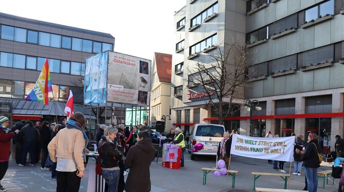 Bei der Kundgebung auf dem Reutlinger Marktplatz ging es um die Stärkung der Frauenrechte. Am Rednerpult Ingeborg Gerhadt von Ve
