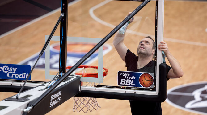Kümmert sich nicht nur um die gründliche Reinigung des aus Glas bestehenden Bretts am Basketballkorb: Tigers Tübingens Pressespr