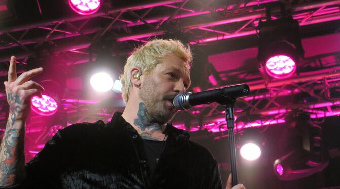 Charismatischer Frontmann: Sören Ress beim Auftritt von Dreibettzimmer im franz.K.