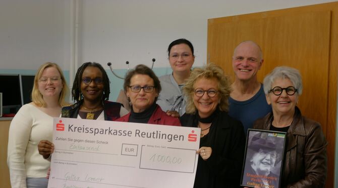 Inmitten der Grünen aus Stadt und Kreis Reutlingen wurde Galina Lerner (Dritte von links) am Samstag mit dem Irmgard-Zecher-Prei