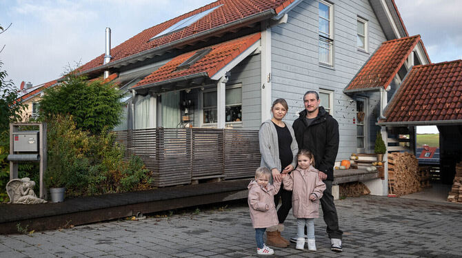 Laura Pippig und Roman Raffler leben zusammen mit ihren beiden Kindern Eleanor (rechts) und Madita in diesem Haus in Wittlingen.