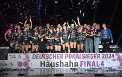 Die Handballerinnen der TuS Metzingen im siebten Himmel: Das Team gewinnt in Stuttgart erstmals den deutschen Pokal-Wettbewerb.