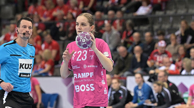 DHB / HBF / Handball / Frauen / DHB-Pokal / Haushahn Final4 / Halbfinale / Saison 2023/24 Verena Oßwald und die Metzinger Spielerinnen sind in Stuttgart über sich hinausgewachsen.