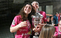 Die Metzingerinnen - im Bild Rechtsaußen Sabrina Tröster (links) und Linksaußen Dagmara Nocun - feiern ihren Pokal-Sieg in der Ö