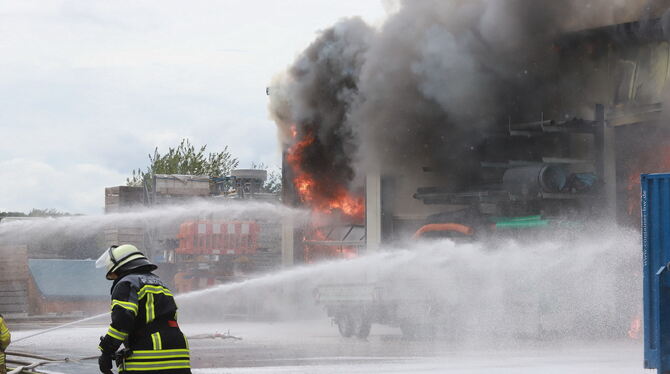 2023-07-29 Großbrand Walddorfhäslach, Firma Steinhart, schwarzer Rauch, Feuerwehr Schwierigster Einsatz für die Walddorfhäslacher Feuerwehr im Jahr 2023: der Großbrand auf dem Gelände des Bauunternehmens Steinh