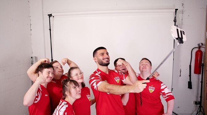 Deniz Undav posiert mit VfB-Fans mit Downsyndrom für eine Kampagne. FOTO: CONNY WENK Deniz Undav posiert mit VfB-Fans mit Downsyndrom für eine Kampagne. FOTO: CONNY WENK