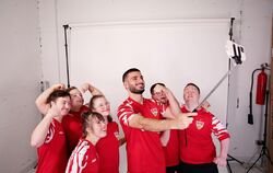 Deniz Undav posiert mit VfB-Fans mit Downsyndrom für eine Kampagne. FOTO: CONNY WENK