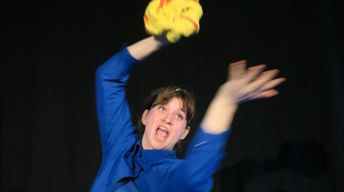 Was man mit Knete so alles machen kann! Agnes Distelberger vom Salzburger Toihaus Theater im Stück »Spieltöne«.
