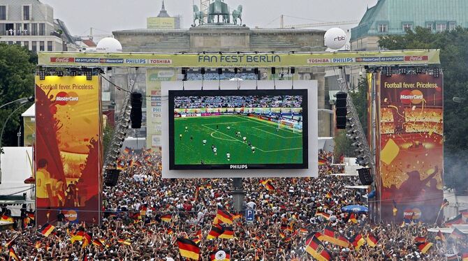 Public Viewing bei der Fußball-WM 2006 in Berlin