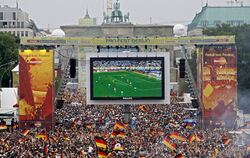 Public Viewing bei der Fußball-WM 2006 in Berlin