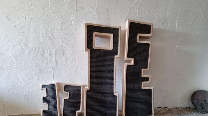 Auch Kunstwerke von Ralf Scheffold (links) und MarEl Schäfer sind in der Ausstellung in der Kulturwerkstatt BT 24 zu sehen.  FOT