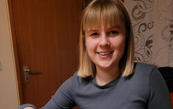 Christin Euchner ist die erste Helferin vor Ort (HvO) in Grafenberg. Hier ist sie mit dem Defibrillator zu sehen, der mit Spende
