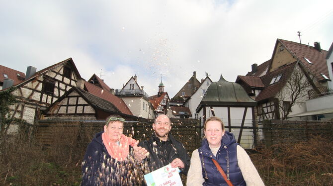 Bad Urach blüht auf – auf dem Foto zumindest symbolisch: Hier lassen die Köpfe von Bad Urach aktiv auf der neuen Freifläche hint Bad Urach blüht auf – auf dem Foto zumindest symbolisch: Hier lassen die Köpfe von Bad Urach aktiv auf der neuen Freifläche hint