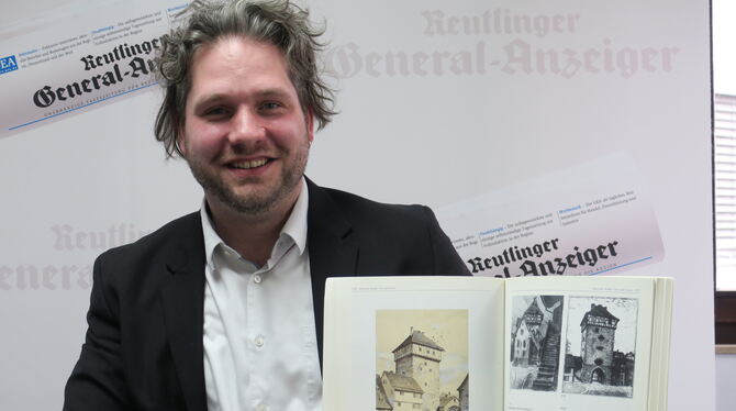 Der Komponist und Dirigent Stephan Wehrle mit einem Buch über die Reutlinger Tore und Türme.