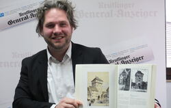 Der Komponist und Dirigent Stephan Wehrle mit einem Buch über die Reutlinger Tore und Türme. 