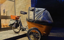 Thomas Heinlin kam mit seinem Lastenrad zur Bloßenberghalle.  FOTO: WURSTER